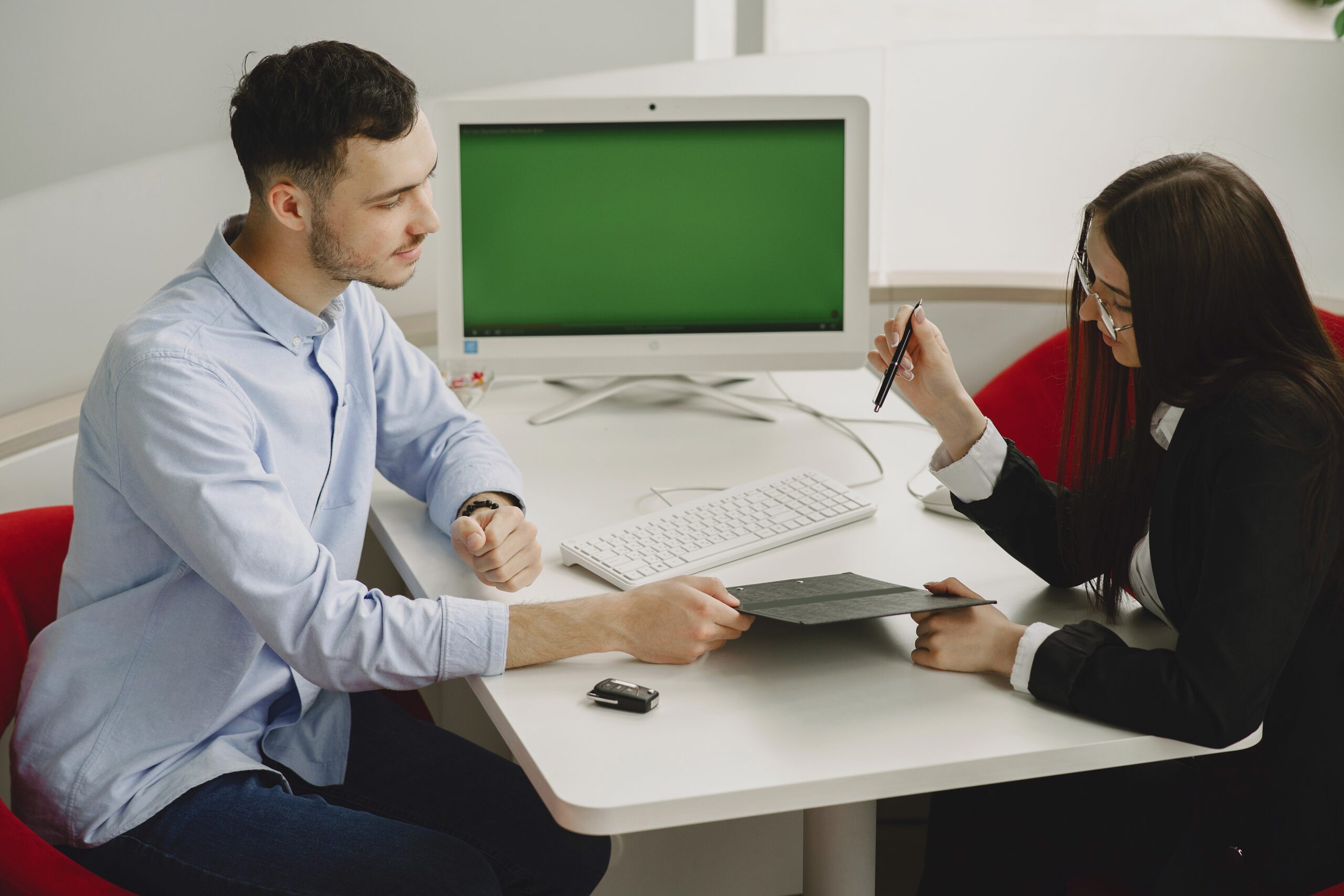 Read more about the article AI Chatbot vs Help Desk Software: Which Is Better for Growing Companies? (2026)